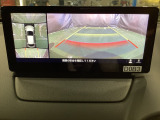 狭い場所での駐車やすれ違いなどでより的確な運転操作に役立つ360&deg;ビューモニターが装備されています。