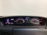 スピードメーターとタコメーターを大きく配した見やすいメーター部になっています。左側のインフォメーション画面でオドメーターや燃費などの情報を確認できます。