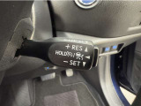 一定速度の走行をアシストしてくれるクルーズコントロール付き。お好みの速度を設定すれば、アクセルを踏まずに速度を保って走行してくれます。高速道路などの走行に便利です。ブレーキを踏めば簡単に解除出来ます。