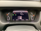 デジタル表示のスピードメーターとタコメーター、燃費やオドメーターなどの表示の他に、ホンダセンシング機能などの表示もできる多機能なマルチインフォメーション・ディスプレイです。