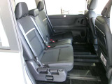 セカンドシート。テーブル付きです。2列目もシートヒーターが付いています!