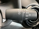 【オートライト】周りの明るさに応じて自動でヘッドライトの点灯・消灯ができる機能です!ライトの付け忘れ・消し忘れなどが無くなり、雨の日や夕方の走行も安心!トンネル通過時も便利ですね♪