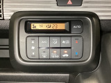 セレクトレバーの左上にオートエアコンがついてますので、簡単操作で快適に過ごせます。リア熱線のスイッチの中に、雪道に対応したサイドミラーヒーターも入っています。