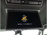 後席モニター装備:セカンドシート・サードシートにご乗車の方は、ドライブ中も天井部についているモニターでTV・DVD等をお楽しみ下さい♪♪使用しない時は、画面を天井部分に格納できます!