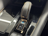 【シフトレバー】シフトポジションを電動で制御する「エレクトロシフトマチック」を採用。MTモード(パドルシフト)はエンジンブレーキやパワフルな加速を要する際など様々なケースで活躍。