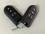 スマートキーを装備しています☆カギをカバンやポケットに入れて頂いた状態でドアロックの開閉やエンジンスタートをして頂けますよ!とても便利な装備です!