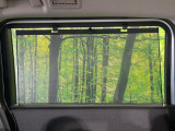 【ロールシェード】日差しや車外からの光が眩しいときにサッと引き出して使える、ロール格納タイプのサンシェードを装備。後席に乗ったお子様がウトウトしだした時など、ぜひご活用ください♪