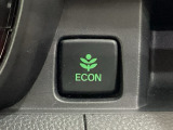 ECON モードをON にするとアクセルペダルの動きに対するエンジンの反応とエアコンの制御を切り換えることで、燃費のいい運転をするドライバーがペダルを踏んだ時と同じようにエンジンを制御します。