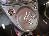 アバルトの2ペダル車はシフトレバーがなく、このスイッチで操作します。