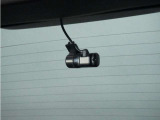 この車にはリアにもドライブレコーダーを装備しております◆映像・音声などを記録する自動車用の装置です。 もしもの事故の際の記録はもちろん、旅行の際の思い出としてドライブの映像を楽しむことができます。