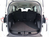 後部座席は分割式です。普段の荷室スペースも充実!