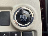 エンジンスタートボタンです。キーが車内にあれば、エンジンの始動・停止はブレーキを踏んでスイッチを押すだけ!キーを取り出す手間を省き、ワンプッシュでエンジンを操作するので簡単でスムーズです。