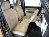 運転席の座面高さを調整できるシートリフターが付いています。フロントシートはベンチシートを採用で、座面も広く使い勝手もいいですよ♪
