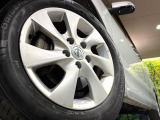 【純正アルミホイール】外観にマッチした純正アルミホイールを装着しております。各種社外アルミホイールや、スタッドレスタイヤも取扱いしております。是非ご相談ください♪