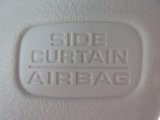 サイドカーテンエアバックシステムは、側面衝突時に大人から子供までさまざまな体格の乗員の頭部や頚部を広範囲で保護。特にセンターピラーへの頭部衝突を防ぐ展開性能を実現しています。