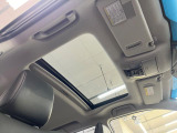 【サンルーフ】ボタンひとつで開閉可能!開放感たっぷりのサンルーフが装着されています!車内に明かりを取り入れたり景色を楽しむ以外にも、よどみがちな車内の空気も簡単に換気できて快適です!