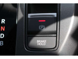 電子制御パーキングブレーキ。ブレーキホールドをONにすれば、ブレーキペダルから足を離しても、停車状態が続きます。アクセルを踏めばブレーキが自動で解除され、発進が可能。信号待ちの間などに便利な機能です。