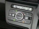 【オートエアコン】車内温度を感知して自動で温度調整をしてくれるのでいつでも快適な車内空間を創り上げます!どの席に座っても快適なドライブが楽しめます♪