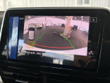 大きなモニターに映るリヤビューカメラを装備。