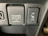 前席の左右別々のシートヒータースイッチが付いています。HiとLoの2段階で温度設定ができます。 アクセサリーソケットはUSBのアダプターなどをつければ、スマホの充電にも使えます。
