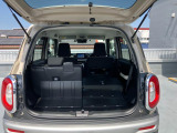 リヤシートも全車消毒済み。シートを倒すと広々ラゲッジフロアに!汚れなど拭き取りやすい素材で快適アウトドアをサポート!