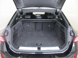 奥行きがある広々としたトランク。ゴルフバックも楽々積めます。