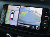 自車を真上から見下ろすように映し出すので周囲の状況が分かるアラウンドビューモニター搭載。フロントカメラとしても使用できます。車庫入れなど苦手な人の頼りになる助っ人です。