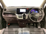 車内は光触媒抗菌消臭施工済です。インパネ周りはスタイリッシュなデザインです。グローブボックスやカップホルダーのほかにトレーなどたくさんの収納スペースが付いています。