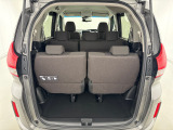 大きくて、使いやすいラゲッジスペース。タテにもヨコにもワイドなテールゲート開口部と低い開口部地上高により、重い荷物も簡単に積み込むことができます。3列目は跳ね上げる事で、大きな荷室を作る事が可能。