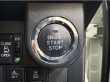 エンジンスタートボタンです。キーが車内にあれば、エンジンの始動・停止はブレーキを踏んでスイッチを押すだけ!キーを取り出す手間を省き、ワンプッシュでエンジンを操作するので簡単でスムーズです。