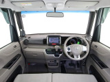 N-BOXの開放的な前方視界。フロントガラスが大きいので運転がしやすく疲れにくいです。また、全ての装備が適正配置されていて操作性に優れています。
