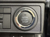 エンジンスタートボタンです。キーが車内にあれば、エンジンの始動・停止はブレーキを踏んでスイッチを押すだけ!キーを取り出す手間を省き、ワンプッシュでエンジンを操作するので簡単でスムーズです。
