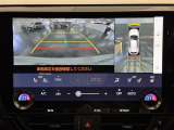 【パノラミックビューモニター】自車周辺をぐるりと俯瞰できるカメラで危険を察知。「床下透過機能」付で、駐車場の白線などにまたがった場合でも画面を見れば一目瞭然です。