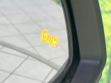 【ブラインドスポットモニター】走行中、ドアミラーの死角になりやすい箇所に後続車が接近するとサイドミラーのレンズに警告を表示!ドライバーに注意喚起をしてくれます。