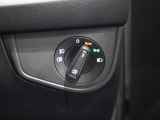 オートライト機能付きヘッドライトスイッチを装備。周囲の明るさに応じて自動で点灯消灯し、夜間やトンネル走行時も安心です。