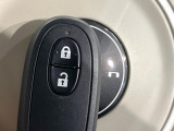 【キーレススタートシステム】カバンやポケットに入れたままでもドアの施錠・解錠が可能なスマートキーを装備。エンジンのオン・オフ時もカギを取り出す必要が無いからとっても便利です♪