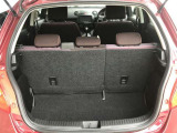 【広々トランクルーム】車体に対してスペースは広めに作ってあります。また、背もたれを倒すとより多くの荷物を乗せることができます。