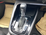 シンプルなデザインのシフトレバーなので簡単に操作することができます!