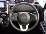 ハンドル左側にはオーディオ操作が出来るオーディオリモートコントロールスイッチ、右側にはHonda SENSINGとオートクルーズコントロールのスイッチを装備!