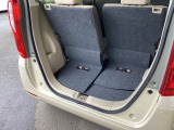 後席を前にスライドさせれば、荷室を広く使えます。
