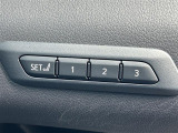 【シートメモリー】運転を交代するたびに、いちいち合わせ直すのは面倒、急いでいるときに直し忘れていたりすると、危ないことも。各自の最適なシート位置がスイッチ一つで再現できるので、とってもスムーズ。