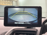 リバースギアに入れるだけで後方の表示へ切り替わります。夜間や雨の日の駐車も楽になりますよ。