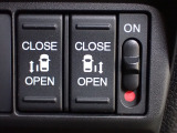 運転席からもスライドドアをボタン操作でスピーディーに開閉できます!またスマートキーでも操作できるので便利です。