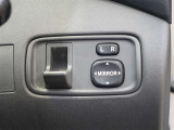 電動ミラーを装備しておりますので、調整もラクラクですね☆