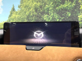 【12.3インチマツダコネクト】車内の雰囲気にマッチした大型ディスプレイ。スマホ接続でのナビ使用やBluetooth再生等、様々な機能が楽しめます。直感的なダイヤル操作が可能で、使い勝手も良好です。