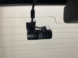 後方にもドライブレコーダーのカメラが付いています。前後両方でお車の周りを監視・記録いたします。