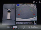アラウンドビュ-モニタ-はクルマの真上から見ているかのような映像によって、周囲の状況を知ることで、駐車を容易に行うための支援技術です。メーター内反映。