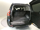大きく開くラゲッジスペースです 左右独立でリアシートが倒れるので長尺の荷物も積むことが可能です アレンジ次第で有効活用が可能です