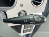 【オートライト】周りの明るさに応じて自動でヘッドライトの点灯・消灯ができる機能です!ライトの付け忘れ・消し忘れなどが無くなり、雨の日や夕方の走行も安心!トンネル通過時も便利ですね♪