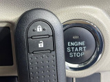 【キーフリーシステム】カバンやポケットに入れたままでもドアの施錠・解錠が可能なスマートキーを装備。エンジンのオン・オフ時もカギを取り出す必要が無いからとっても便利です♪